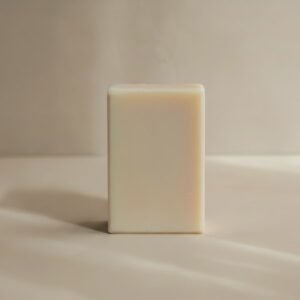 Condicionador em barra Cilla Sappone com óleo de semente de uva e vitamina E, que hidrata e devolve o brilho natural dos fios.