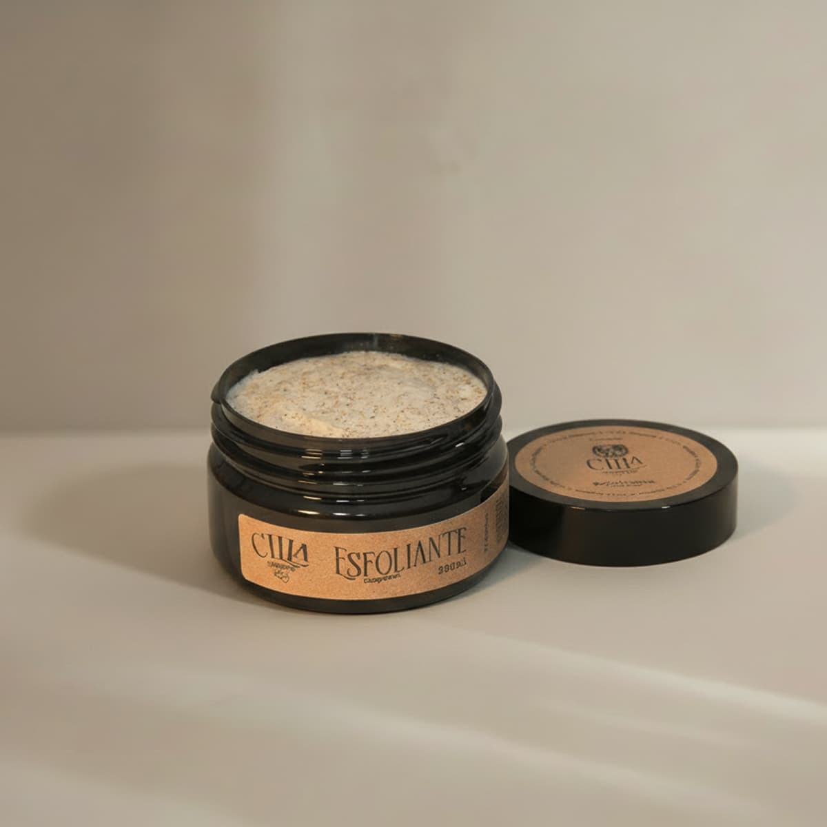 Esfoliante corporal Cilla Sappone com óleos vegetais e antioxidantes, que renova e hidrata a pele, estimulando colágeno e brilho natural.