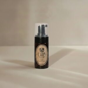 Espuma de Limpeza Facial Cilla Sappone com extrato de camomila, glicerina e óleo de semente de uva, que limpa suavemente e hidrata a pele.