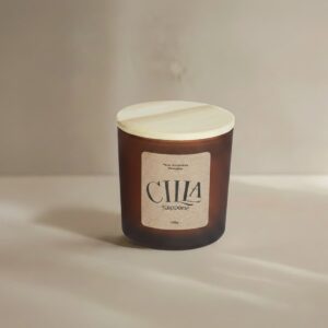 Vela Aromática Cilla Sappone 190g com cera de coco e essência de uva Malbec, que perfuma o ambiente com aroma sofisticado e queima limpa.