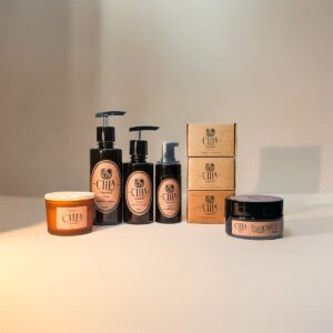 Kit Ritual de Bem-Estar Cilla Sappone com shampoo, condicionador, sabonetes, esfoliante, espuma facial e vela aromática, que proporcionam relaxamento e cuidado completo.