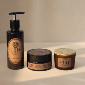 Kit Relaxamento e Esfoliação Cilla Sappone com esfoliante corporal, sabonete líquido e vela aromática que proporcionam limpeza, hidratação e bem-estar.