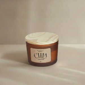Vela Aromática Cilla Sappone 90g feita com cera de coco e essência de uva Malbec, que proporciona perfume elegante e queima limpa.