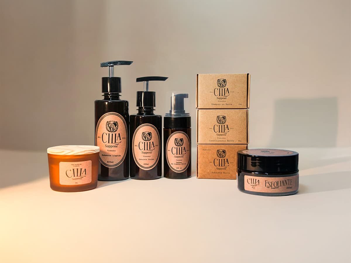 Kit Ritual de Bem-Estar Cilla Sappone com shampoo, condicionador, sabonetes, esfoliante, espuma facial e vela aromática, que proporcionam relaxamento e cuidado completo.